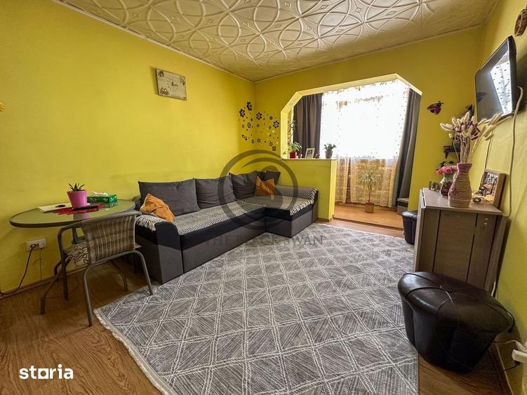Apartament cu 3 camere semidecomandat, mobilat în Malu Roșu