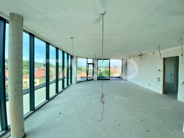 Penthouse cu 3 camere semidecomandat în Central