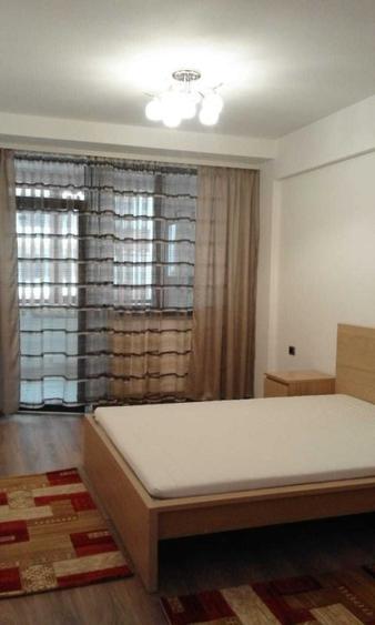 Apartament cu 3 camere decomandat în Tractorul
