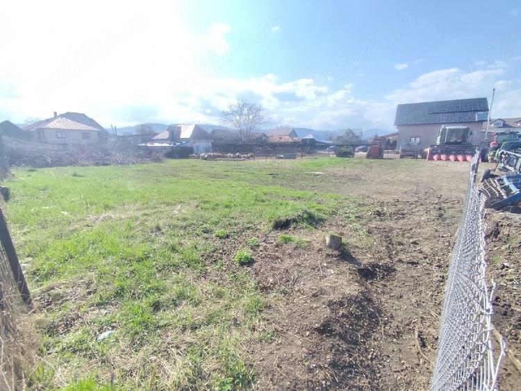 Casă cu Teren 1335 Mp în Săvinești