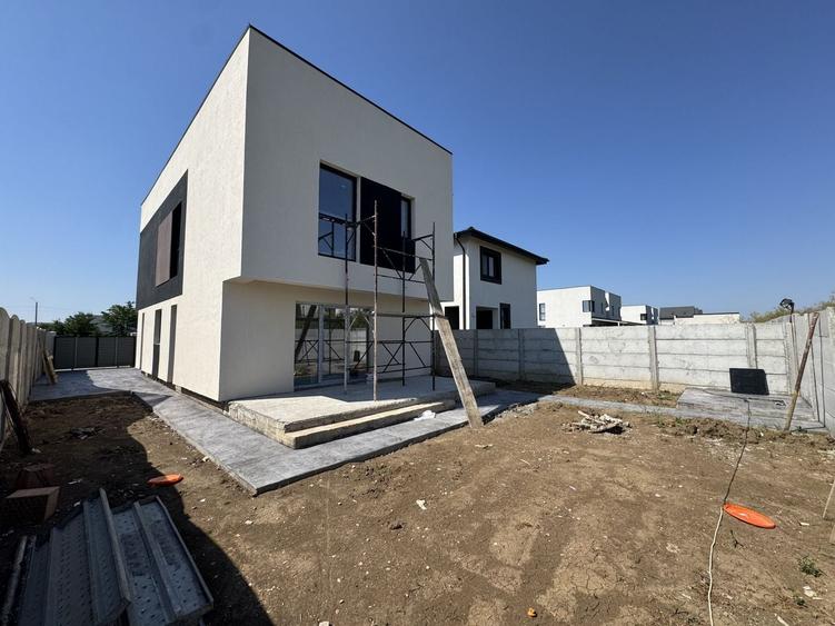 Casă individuală cu 4 camere cu Canalizare în Tunari