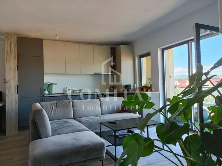 Apartament cu 3 camere semidecomandat, mobilat în Florești