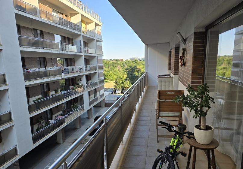 Apartament cu 3 camere semidecomandat în Băneasa