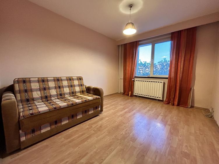 Apartament cu 3 camere semidecomandat, mobilat în Titan