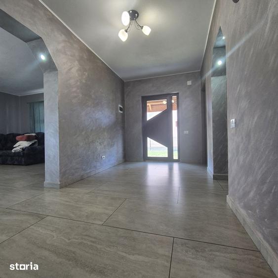 Casă cu 5 camere cu Teren 500 Mp în Frumușeni