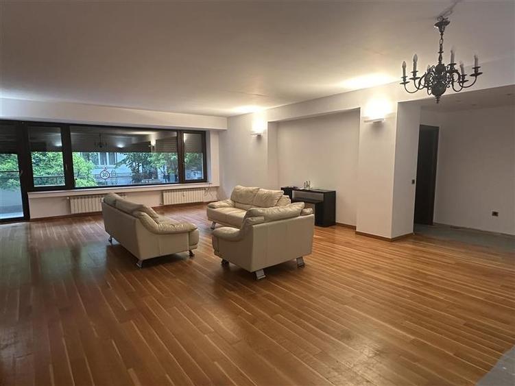Apartament cu 4 camere semidecomandat, mobilat în Dorobanți