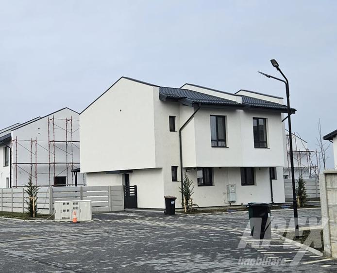 Duplex cu 3 camere cu Canalizare în Central