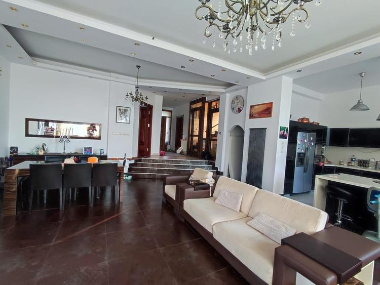 Casă cu 8 camere cu Teren 960 Mp în Balotești