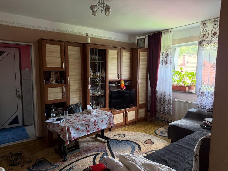 Apartament cu 2 camere semidecomandat în Florilor