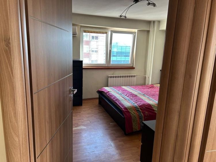 Apartament cu 3 camere semidecomandat în Obor