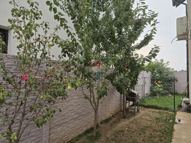 Casă individuală cu 4 camere cu Teren 270 Mp în Est