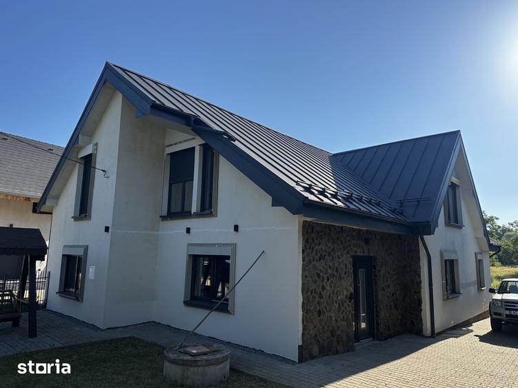 Casă cu 7 camere cu Teren 4000 Mp în Strâmba