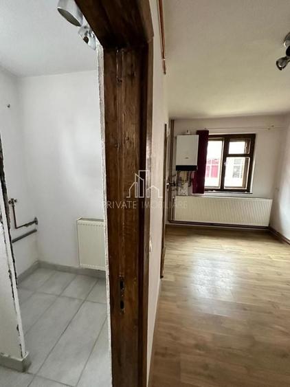 Casă individuală cu 5 camere cu Canalizare în Central