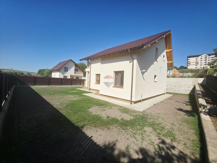 Casă cu 4 camere cu Teren 550 Mp în Calea Romanului