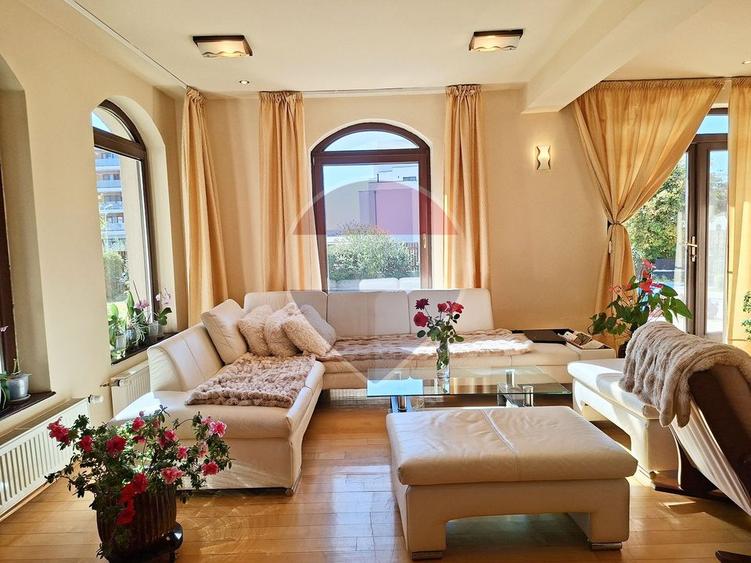 Casă individuală cu 6 camere cu Piscina în Central