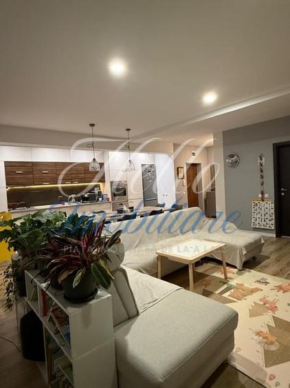 Apartament cu 3 camere semidecomandat în Florești