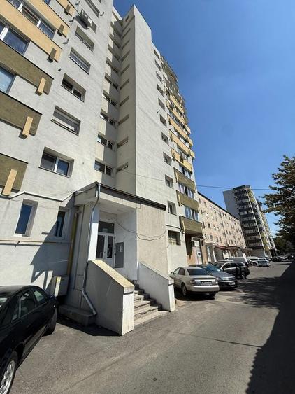 Apartament cu 3 camere decomandat în Careiului