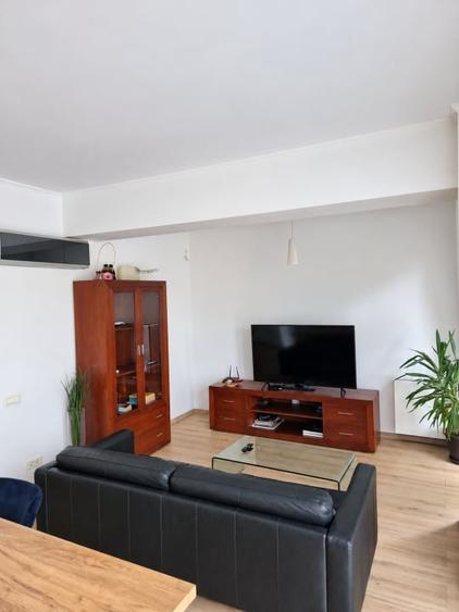 Apartament cu 3 camere semidecomandat, mobilat în P-ța Victoriei