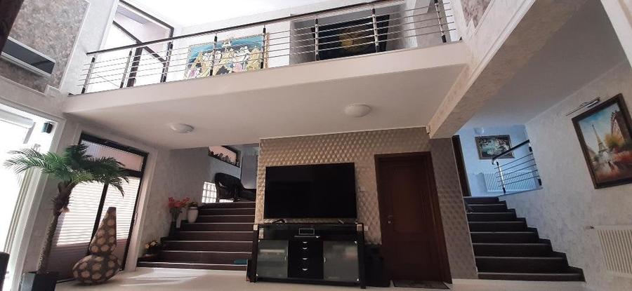 Casă individuală cu 7 camere cu Canalizare în Ultracentral