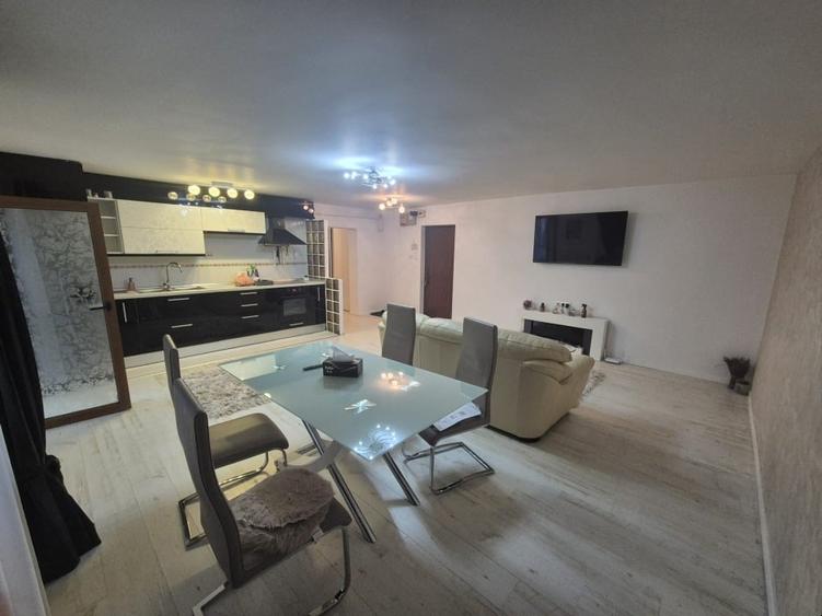 Apartament cu 3 camere decomandat, mobilat în Micro 4