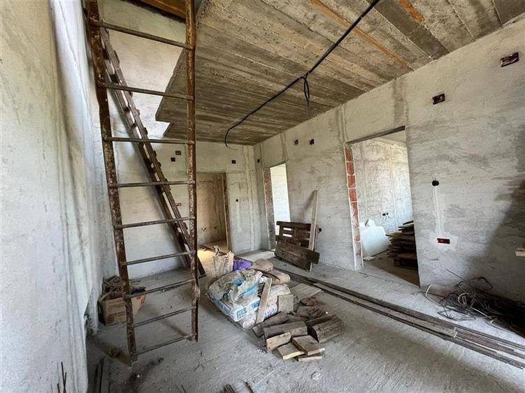 Casă individuală cu 5 camere cu Teren 4316 Mp în Petreu