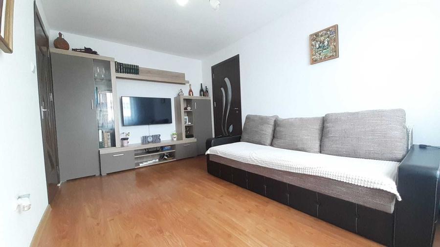 Apartament cu 2 camere semidecomandat în Piața