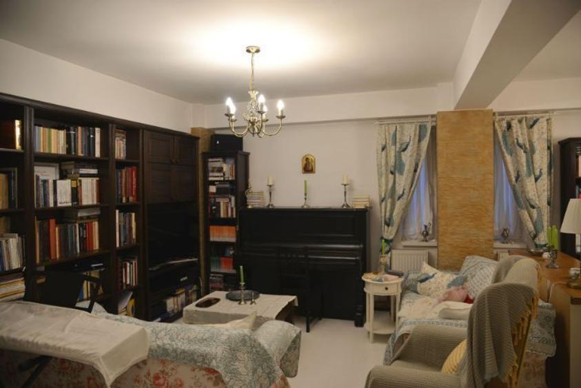 Apartament cu 3 camere decomandat în Câmpina