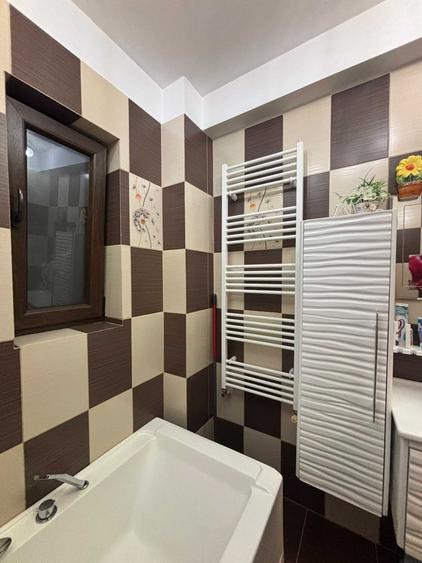Apartament cu 3 camere decomandat în Florești
