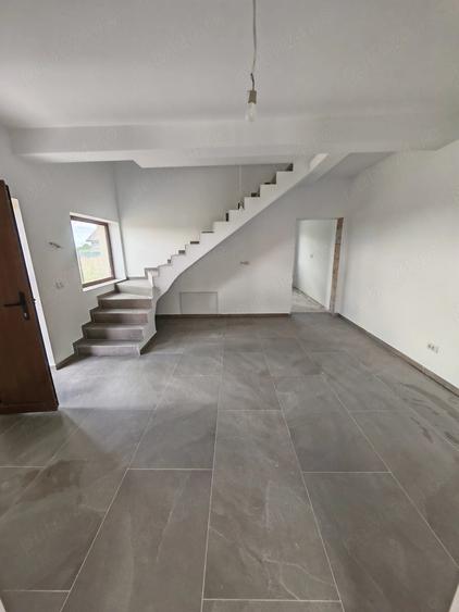 Duplex cu 3 dormitoare, 1 living, 2 bai, 1 bucatarie,terasa ?i curte. - 1