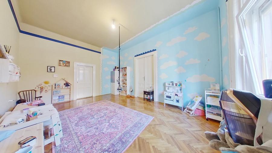 Apartament cu 3 camere semidecomandat, mobilat în Central
