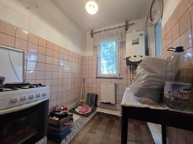 Apartament cu 3 camere semidecomandat în Micro 40