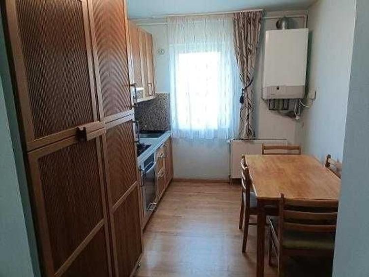 Apartament cu 3 camere decomandat în Petros