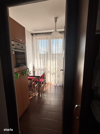 Apartament cu 3 camere semidecomandat în Tractorul