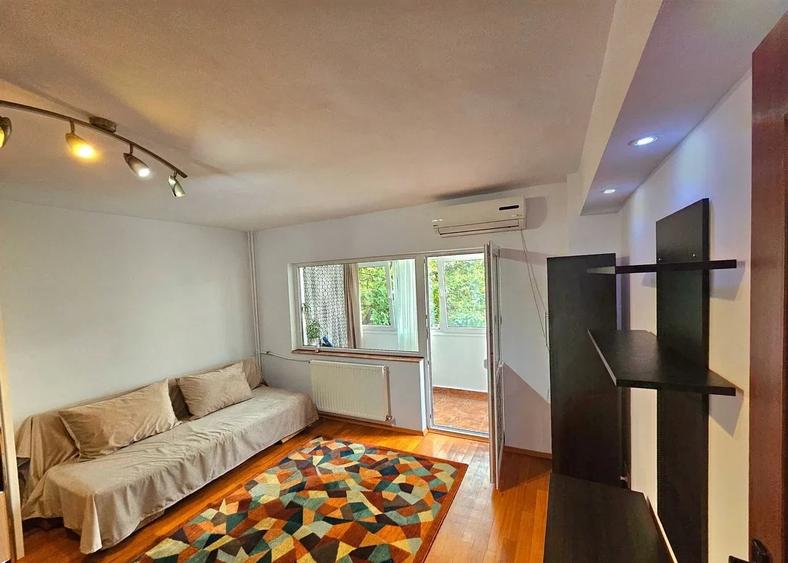 Apartament cu 3 camere decomandat, mobilat în Lacul Tei