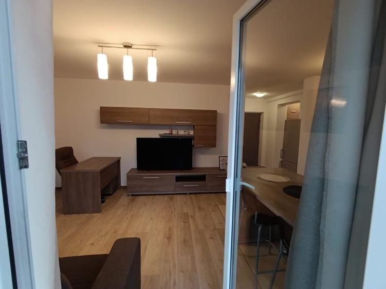 Apartament cu 2 camere decomandat în Tractorul