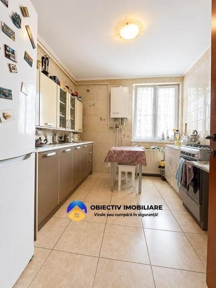 Apartament cu 4 camere decomandat în Precista