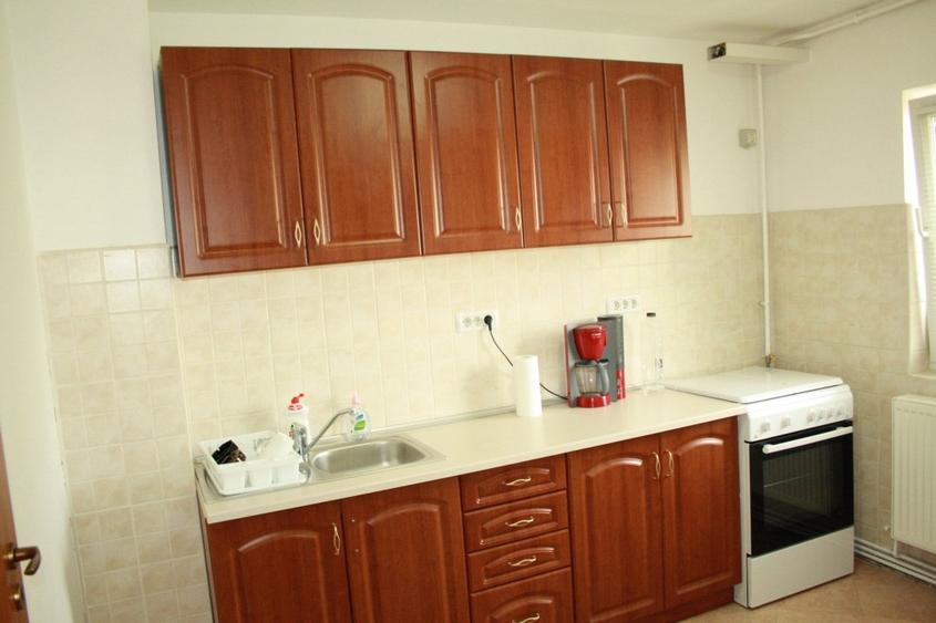 Apartament cu 3 camere decomandat, mobilat în Central