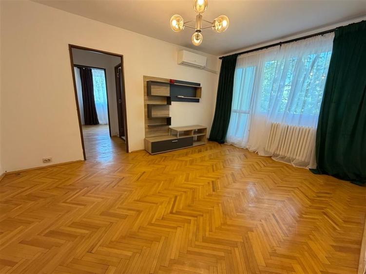 Apartament cu 3 camere semidecomandat în Podu Roș