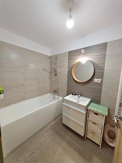 Apartament cu 3 camere decomandat, mobilat în Tractorul