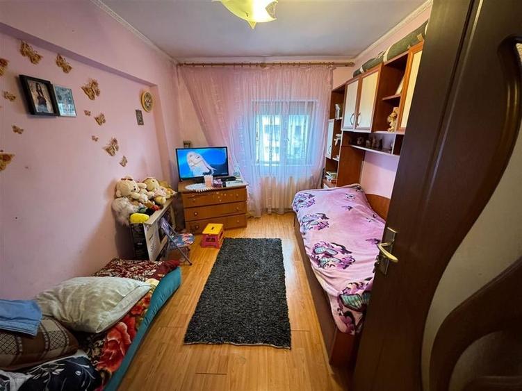 Apartament cu 3 camere decomandat, mobilat în Est