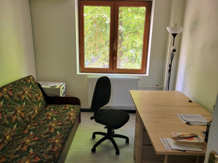 Apartament cu 3 camere semidecomandat, mobilat în P-ța Romană
