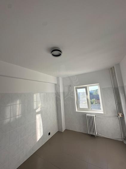 Apartament cu 4 camere decomandat în Enachiță Văcărescu