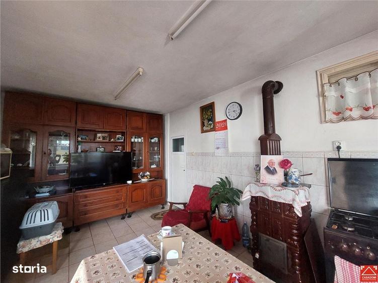 Casă cu 3 camere semidecomandat în Bârzești