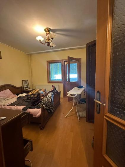 Apartament cu 3 camere semidecomandat în Buzaului