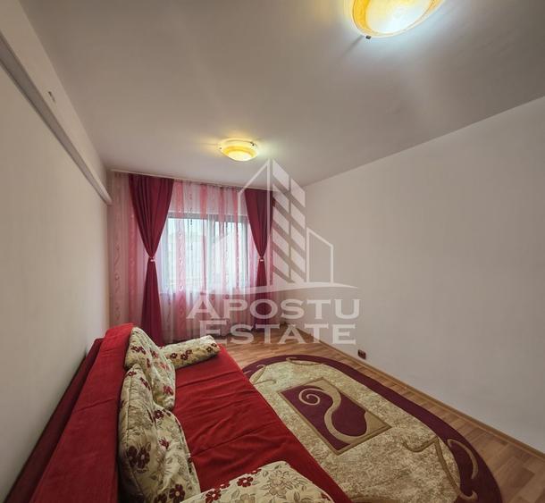 Apartament cu 3 camere semidecomandat în Aradului