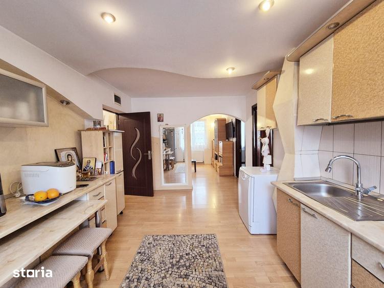 Apartament cu 4 camere semidecomandat în Precista