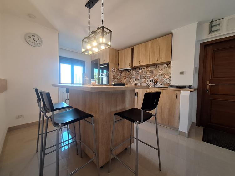 Apartament cu 3 camere semidecomandat, mobilat în Semicentral