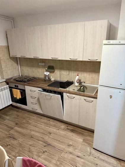 Apartament cu 3 camere semidecomandat în Dâmbovița