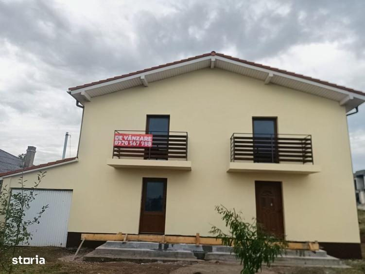 Casă cu 4 camere în Lazu