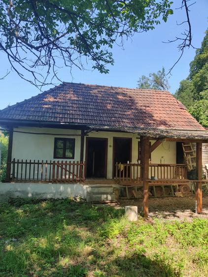 Casă cu 2 camere cu Teren 1500 Mp în Valea